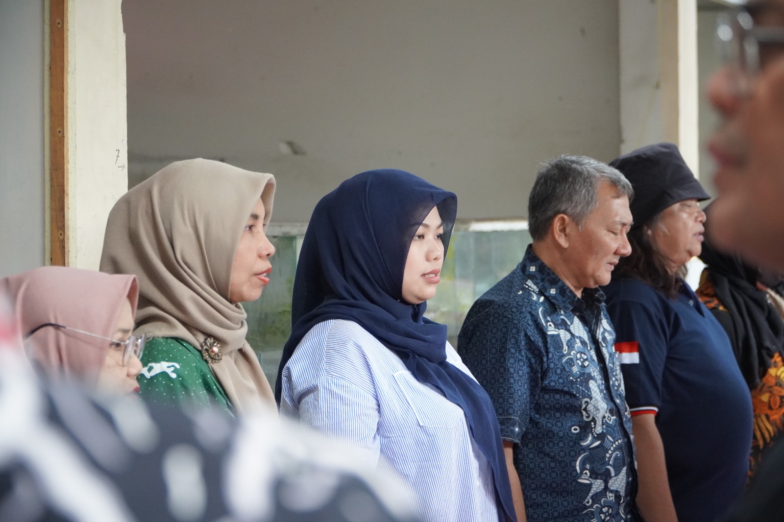 15. Khusyuk dan Penuh Semangat Menyanyikan Lagu Indonesia Raya..